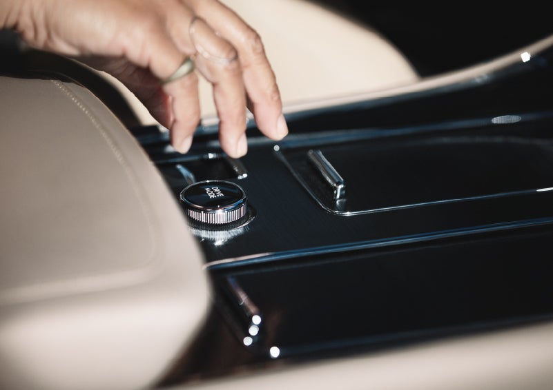 A hand reaching for the Lincoln Drive Modes knob of a 2024 Lincoln Aviator® SUV | Beck Lincoln in Palatka FL