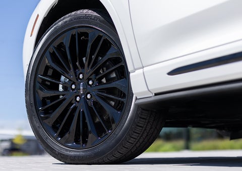 The stylish blacked-out 20-inch wheels from the available Jet Appearance Package are shown. | Beck Lincoln in Palatka FL