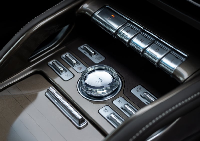 A crystal-inspired volume knob is shown in the center floor console of a 2024 Lincoln Nautilus® SUV. | Beck Lincoln in Palatka FL
